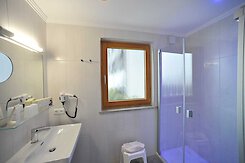Badezimmer mit WC und Dusche Schönes Hotelzimmer mit Dusche